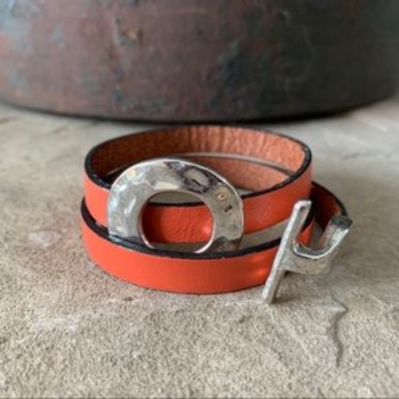 Women’s Triple Wrap Leather Bracelet - Picture 3 of 11